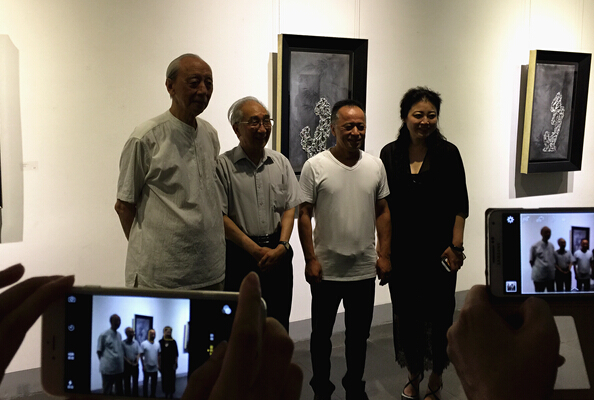 展览现场 左起：詹建俊、靳尚谊、詹滢、祁志龙