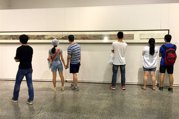 展览现场 观众正在欣赏作品