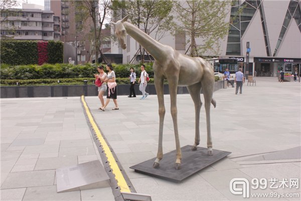向京 《异境-不损兽》 195x210x62cm 铸铜