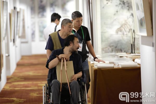 藏家在亲属陪同下参观预展拍品