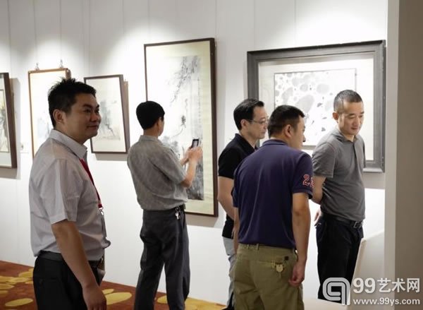 北京保利国际拍卖有限公司近现代书画部总经理殷华杰莅临预展现场