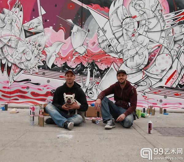 双胞胎艺术家组合How & Nosm 在作品前