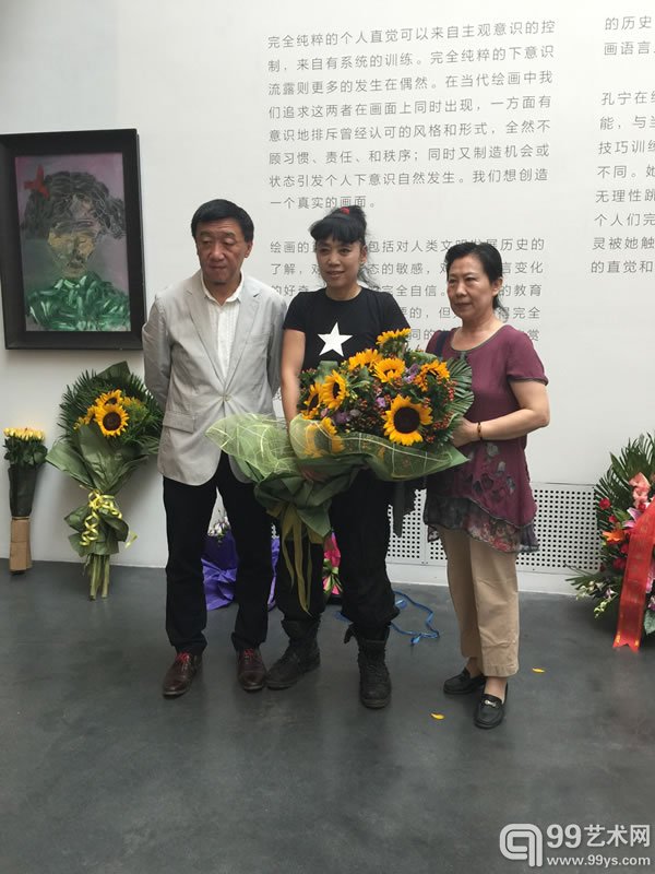 中间美术馆馆长袁佐与孔宁合影