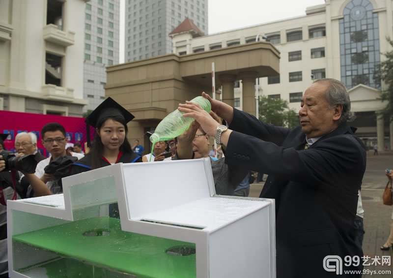 王振德教授为水幕添彩装置注入象征活力的绿色颜彩