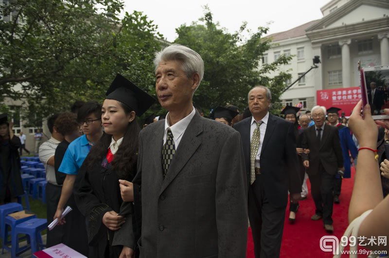 老教授和毕业生代表一同参加启动仪式