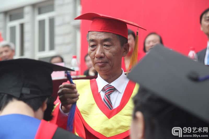 邓国源院长向毕业生授予学位 