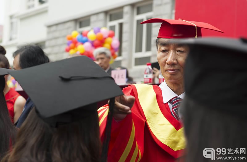 邓国源院长授予毕业生学位
