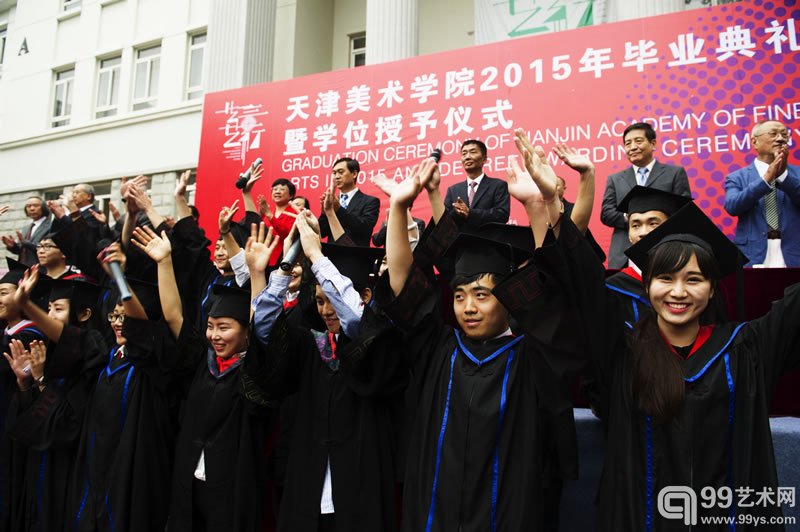 毕业生在典礼现场合唱“花园的故事”