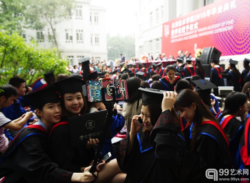 毕业典礼中的学生