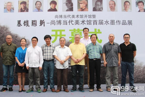 参展艺术家与美术馆主创人员合影