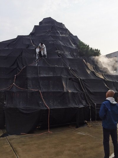 蔡国强在现场核对装置尺寸，并测试瀑布与造雾设备