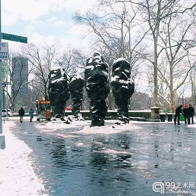 受纽约公共艺术基金邀请，隋建国《盲人肖像》自2014年10月－2015年2月在中央公园多丽丝·弗里德曼广场展出，图片来自 Public Art Fund