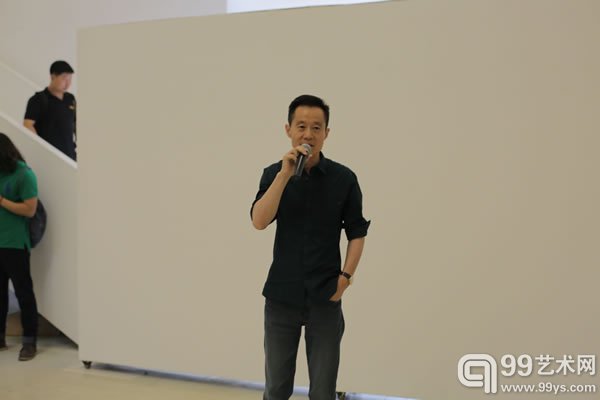 悦美术馆馆长王飞跃发表讲话