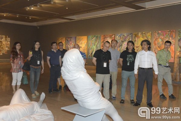 嘉宾领导观看展览