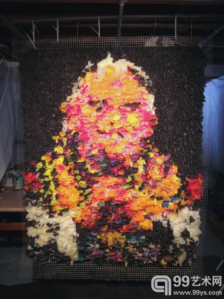 用安全套做成的本笃十六世肖像这幅作品来自艺术家Niki Johnson