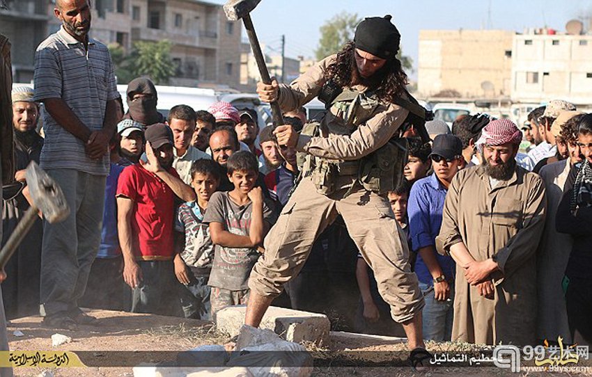 据外媒报道，一些疑似由极端组织“伊斯兰国”(ISIS)发布的些照片显示，武装分子砸毁了其称之为从叙利亚古迹帕尔米拉抢来的文物。