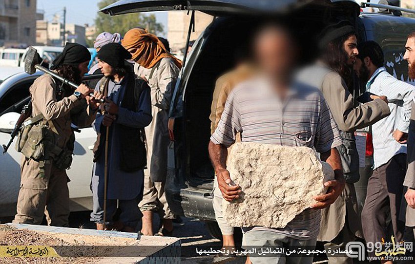 7月3日电据外媒报道，一些疑似由极端组织“伊斯兰国”(ISIS)发布的照片显示，武装分子砸毁了其称之为从叙利亚古迹帕尔米拉抢来的文物。