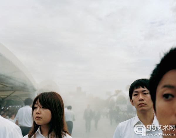 《广岛和平纪念日》，出自米田知子的积云系列（2011年）