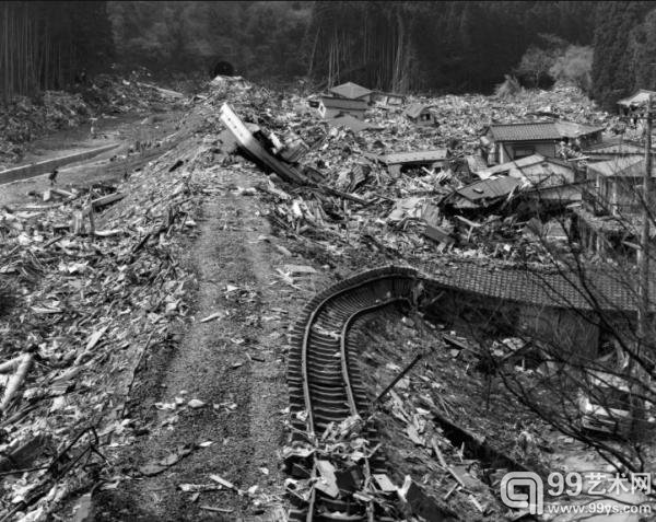 三好耕三摄于2011年4月2日东北大地震后的宫城县南三陆。