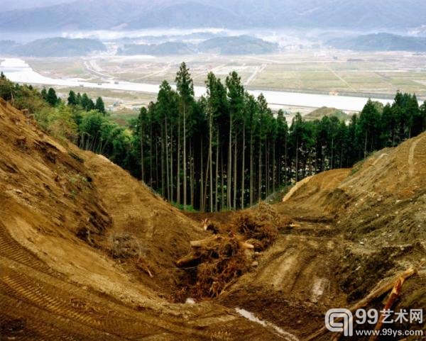 畠山直哉(Naoya Hatakeyama)拍摄的他母亲居住的小村庄，灾难使他的母亲丧生并摧毁了这个村庄。