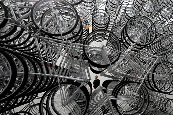 艾未未作品-用760辆永久牌自行车制作的装置《永久自行车》(2012年)，是巴塞尔艺术展意象无限展区众多装置展品之一