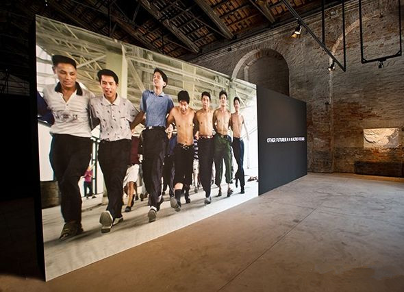 中国舞者文慧参加双年展的摄影作品《和民工跳舞》。
