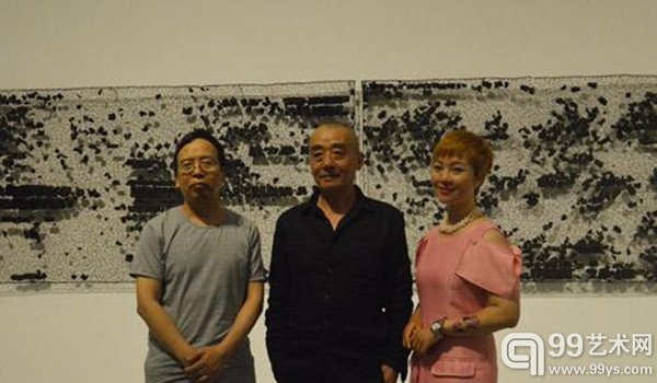 艺术家师进滇（中）上品艺琅董事长谢蓉（右）与朋友在现场