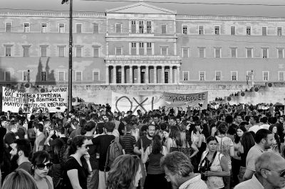 7月13日，人们在希腊雅典参加集会，抗议财政紧缩措施。