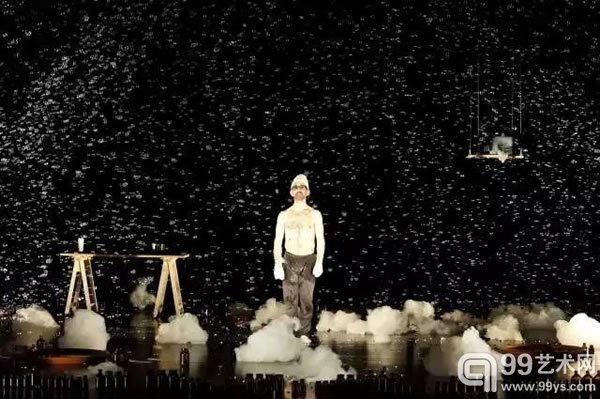 比利时艺术家杨·法布尔（Jan Fabre）向德·昆西致敬，他将美国芭蕾舞者和编舞家安东尼·瑞兹（Antony Rizzi）的真实经历改编成舞剧《药让我活下去》（Drugs Kept Me Alive），并由他本人演绎。