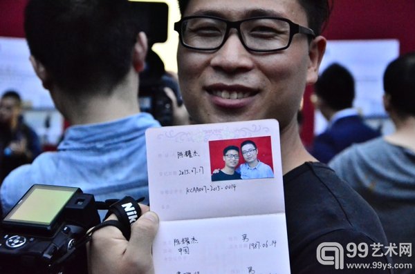 观众在现场领取结婚证