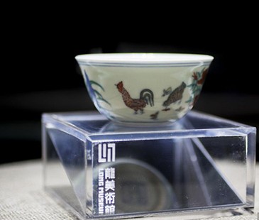 以2.8亿元港币刷新中国瓷器拍卖纪录的明成化斗彩鸡缸杯。