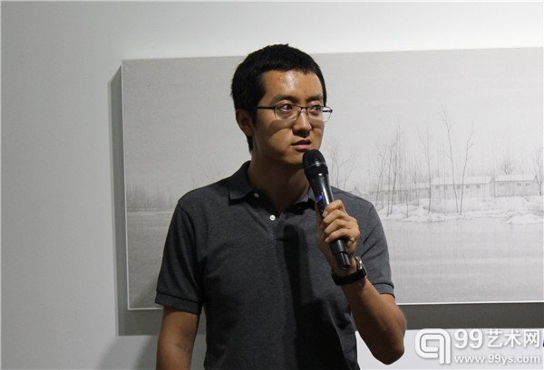 策展人朱小钧在开幕式上讲话