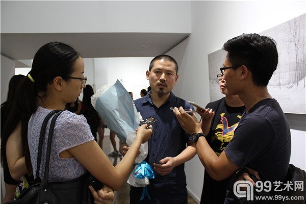 艺术家程保忠接受媒体们的采访