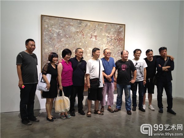 展览现场，部分嘉宾合影