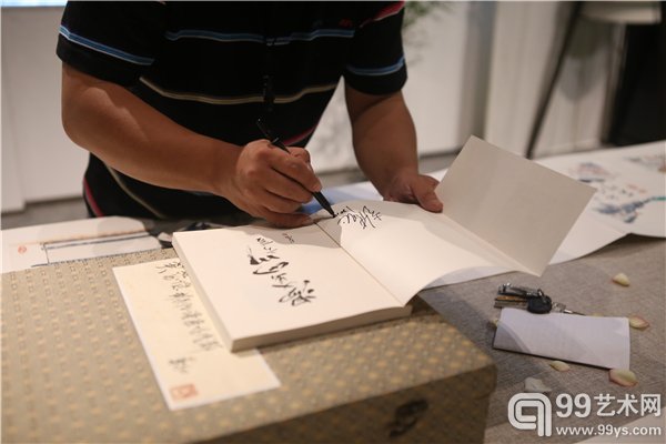 彭长征为新书《芙蓉忆·漫画四川方言》签名