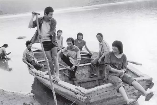 1986年，中央美院版画系85级同学在碛口黄河的船上，左起：洪浩、方力钧、刘炜、邓柏、晋荣、赵影、杨茂源