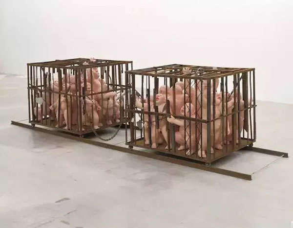 方力钧装置作品，170×127×120cm×2，钢、铁、木、石、玻璃钢等，2007年