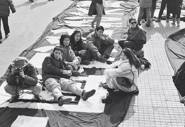 1989年，方力钧在现代艺术大展开幕式，中国美术馆