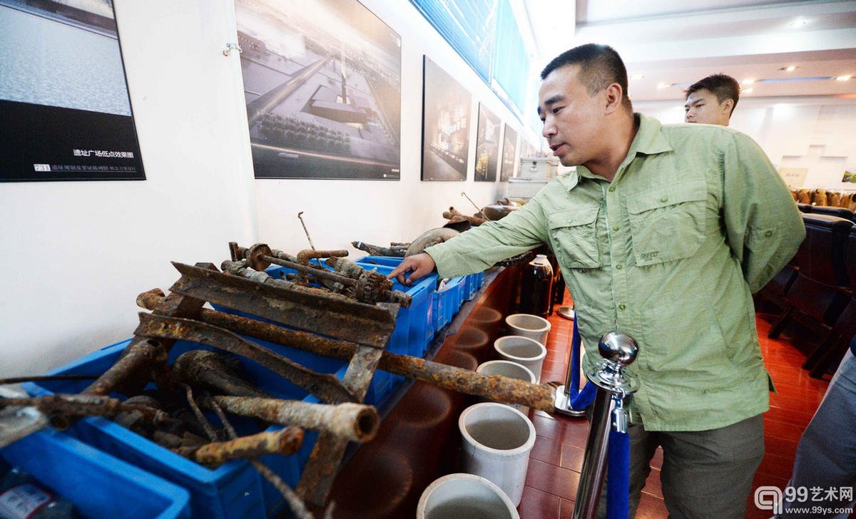 黑龙江省文物考古研究所“七三一”考古队执行领队魏明江展示新发现的部分战争遗物。