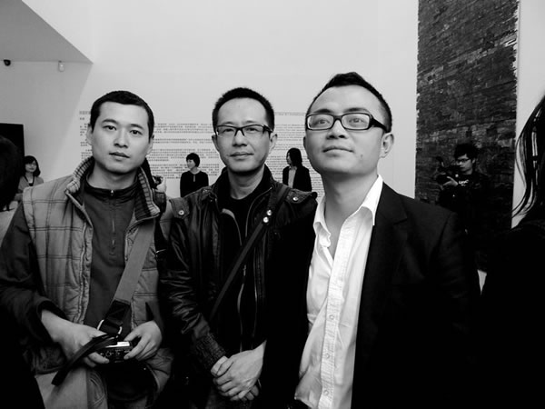 2010年4月，丁凯、董重、李剑锋在改造历史展览现场