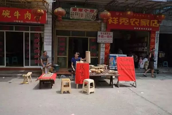 受到街坊邻居的各种帮助，合作社摆开临时摊位