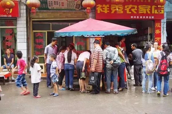 合作社摊位被迅速包围