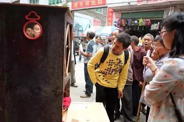涛为大家演示“柜中屋”的实用功能