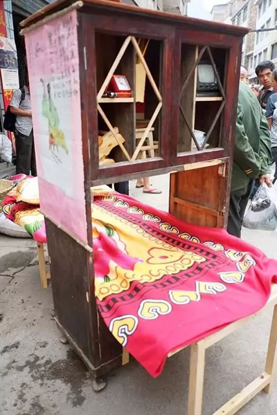 涛为大家演示“柜中屋”的实用功能