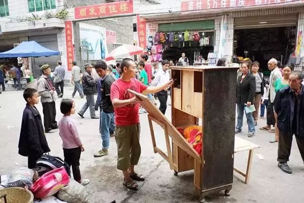 焦兴涛为大家演示“柜中屋”的实用功能