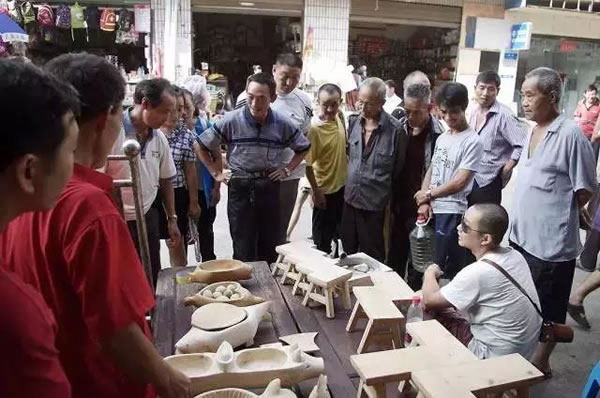 为吸引客人，把木工计划中制作的作品通通拿来“扎场子”（当地话，意为使场面更热闹）