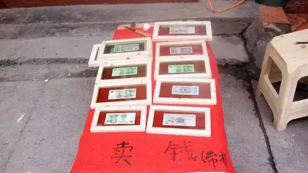 杨洪的摊位人头攒动