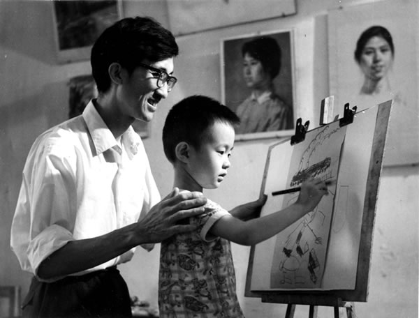 1974年，董克俊和5岁的儿子在家中