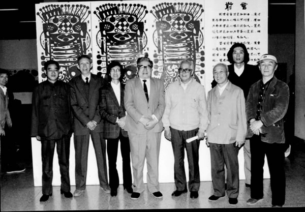 1988年，艺术家华君武、古元、王琦等先生在中国美术馆董克俊版画艺术展现场