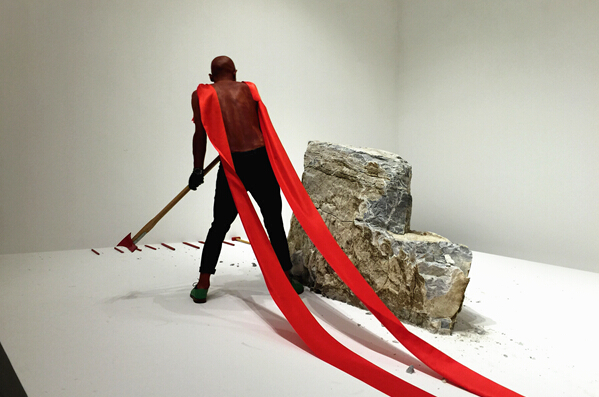 《一轮红日》行为现场，刘成瑞正在用铁锤敲击石头。